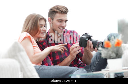 Moderne junge Paar prüft die Fotos auf der Kamera Stockfoto