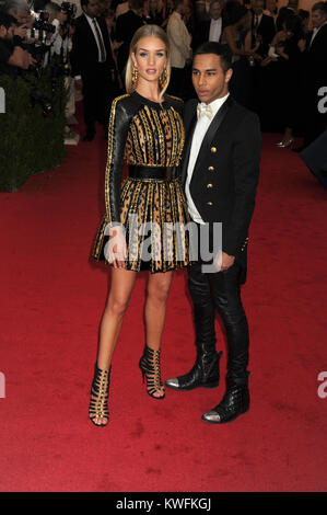 NEW YORK, NY-MAI 05: Rosie Huntington-Whiteley besucht." Charles James: Jenseits der Mode' Costume Institute Gala im Metropolitan Museum der Kunst am 5. Mai 2014 in New York City. Personen: Rosie Huntington-Whiteley Stockfoto