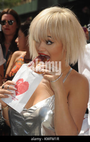 NEW YORK, NY - AUGUST 19: Schauspielerin, Sängerin Rita Ora, Chef Dominique "Cronut König' Ansel und Modell Chrissy Teigen teilnehmen als DKNY feiert den Start des neuen DKNY MYNY Duft mit Rita Ora, Chrissy Teigen, Hannah Bronfman, unter anderen Honoratioren, bei allgemeinen Wert Platz im Madison Square Park am 19. August 2014 in New York City. Personen: Rita Ora Stockfoto