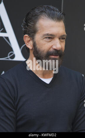 MADRID, Spanien - 23. Oktober: Enrique Gonzalez Macho (L) und Antonio Banderas an einem fotoshooting wie der spanischen Kino Academy angekündigt Antonio Banderas der Sieger des ehrenamtlichen Goya Cinema Award am 23. Oktober 2014 in Madrid empfangen werden, Spanien Personen: Antonio Banderas Stockfoto