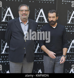 MADRID, Spanien - 23. Oktober: Enrique Gonzalez Macho (L) und Antonio Banderas an einem fotoshooting wie der spanischen Kino Academy angekündigt Antonio Banderas der Sieger des ehrenamtlichen Goya Cinema Award am 23. Oktober 2014 in Madrid empfangen werden, Spanien Personen: Enrique Gonzalez Macho, Antonio Banderas Stockfoto