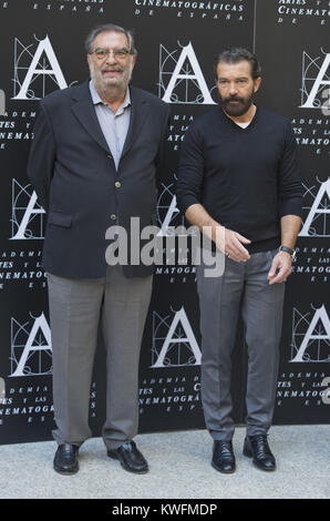 MADRID, Spanien - 23. Oktober: Enrique Gonzalez Macho (L) und Antonio Banderas an einem fotoshooting wie der spanischen Kino Academy angekündigt Antonio Banderas der Sieger des ehrenamtlichen Goya Cinema Award am 23. Oktober 2014 in Madrid empfangen werden, Spanien Personen: Enrique Gonzalez Macho, Antonio Banderas Stockfoto