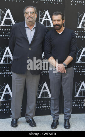 MADRID, Spanien - 23. Oktober: Enrique Gonzalez Macho (L) und Antonio Banderas an einem fotoshooting wie der spanischen Kino Academy angekündigt Antonio Banderas der Sieger des ehrenamtlichen Goya Cinema Award am 23. Oktober 2014 in Madrid empfangen werden, Spanien Personen: Enrique Gonzalez Macho, Antonio Banderas Stockfoto