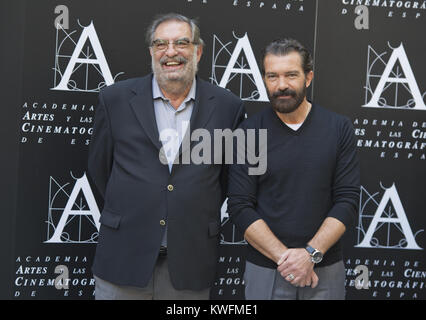 MADRID, Spanien - 23. Oktober: Enrique Gonzalez Macho (L) und Antonio Banderas an einem fotoshooting wie der spanischen Kino Academy angekündigt Antonio Banderas der Sieger des ehrenamtlichen Goya Cinema Award am 23. Oktober 2014 in Madrid empfangen werden, Spanien Personen: Enrique Gonzalez Macho, Antonio Banderas Stockfoto