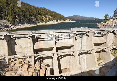 BIG BEAR, Kalifornien - 25. SEPTEMBER 2016: Bear Valley Dam. Der Damm 1912 erstellt, Big Bear Lake, ein Erholungsgebiet und importat Wasser Quelle f Stockfoto