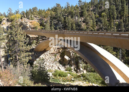 Landstraße 18 Brücke am Bear Valley Dam in Big Bear California. Stockfoto