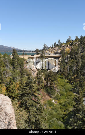 Landstraße 18 Brücke am Bear Valley Dam in Big Bear California. Big Bear Lake im Hintergrund. Stockfoto