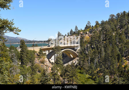 Landstraße 18 Brücke am Bear Valley Dam in Big Bear California. Big Bear Lake im Hintergrund. Stockfoto