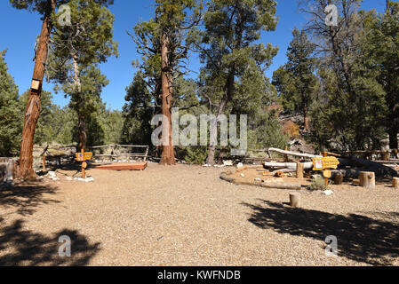 FAWNSKIN, Kalifornien - 25. SEPTEMBER 2016: Big Bear Discovery Center putdoor Bildungsraum. Die Discovery Centre ist ein Bildungszentrum im San Stockfoto