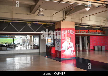 ANAHEIM, Ca - 17. MÄRZ 2017: Angel Stadium Lexus Diamond Club Lounge auf der Home Plate Eingang. In Orange County das Stadion ist die Heimat des MLB Lo Stockfoto