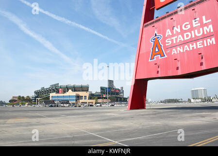 ANAHEIM, Ca - 17. MÄRZ 2017: Angel Stadium und die Großen A. in Orange County das Stadion ist die Heimat des MLB Los Angeles Engel von Anaheim. Stockfoto