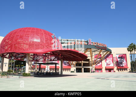 ANAHEIM, Ca - 24. FEBRUAR 2017: Angel Stadium von Anaheim Haupteingang. Angel Stadium von Anaheim ist die Major League Baseball (MLB) home home Feld o Stockfoto