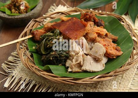 Nasi Campur babi guling. Balinesen Reis Reisgericht mit gedämpftem Reis garniert mit Vielzahl von schweinebraten Gerichte. Stockfoto