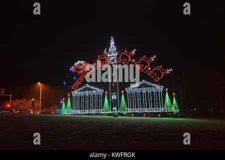 Die Springfield Stadt Dichtung mit Santa im Holiday Celebration helle Nächte im Forest Park in Springfield, Massachusetts Stockfoto