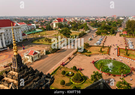 Vientiane, Laos - 16. März 2013: Blick auf patuxay Park & Vientiane von der Oberseite der Patuxay Sieg Tor einen Krieg Monument, das sich in einem öffentlichen Park Stockfoto