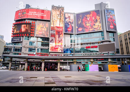 Coca-Cola Weihnachten Werbetafeln, Werbung bei Dundas Square, Toronto, Ontario, Kanada. Stockfoto