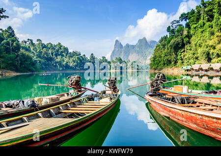 Long tail Boote & lakeside Kabinen auf Cheow Lan Lake, Khao Sok National Park, Provinz Surat Thani, Thailand Stockfoto