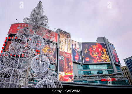 Dundas Square Coca-Cola Weihnachten Werbetafeln, Ecke der Yonge Street und Dundas Street, Toronto, Ontario, Kanada. Stockfoto