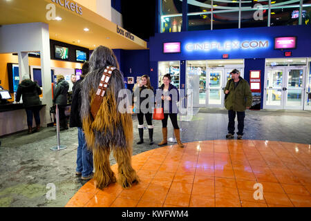 Album, Film Lüfter für Fotos tragen eines Chewbacca kostüm Star Wars Der letzte Jedi film Opening Night, London, Ontario, Kanada. Stockfoto