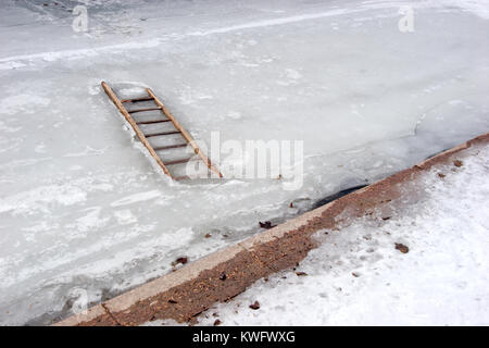 Hölzerne Treppe eingefroren in River in der Nähe von Water's Edge Stockfoto