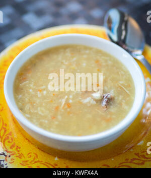 Eine Schale hausgemachter Türkei Suppe (selbstgemachte Hühnersuppe) von d'Lish von Tish Cafe in Saskatoon, Saskatchewan, Kanada. Stockfoto