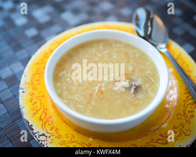 Eine Schale hausgemachter Türkei Suppe (selbstgemachte Hühnersuppe) von d'Lish von Tish Cafe in Saskatoon, Saskatchewan, Kanada. Stockfoto