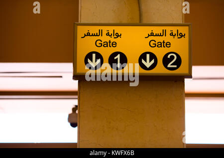 Abflug-Gates zu unterzeichnen, in Englisch und Arabisch Flughafen Stockfoto