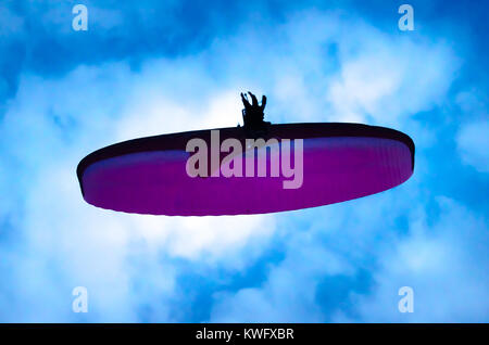 Botton Aussicht auf einen Gleitschirm fliegen am Himmel Stockfoto