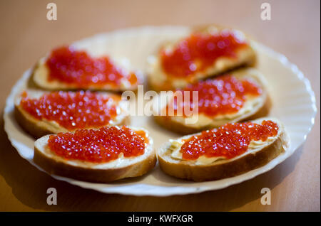 Sechs rote Kaviar-Sandwiches auf weißen Teller closeup Stockfoto