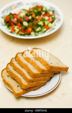 Eingestellt von geschnitten Brot am Tisch im restaurant Stockfoto