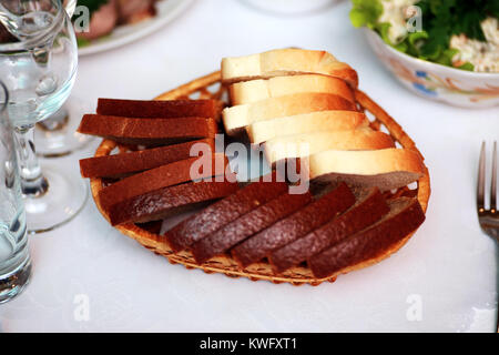 Teller mit Brot am Tisch im Restaurant vor party Stockfoto