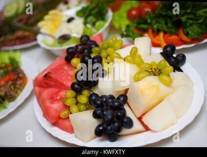 Trauben, Wassermelonen und andere Früchte auf Café-Tisch Stockfoto