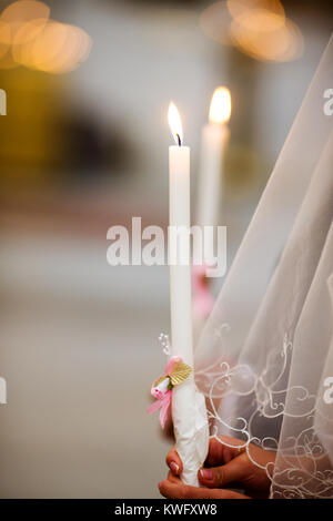 zwei Kerzen und Schleier - Hochzeitszeremonie in der Kirche Stockfoto