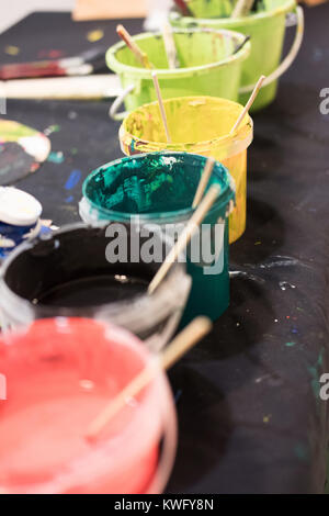 Pinsel mit Aquarell set Alte Paint Cans und bunten Farben und Pinsel verwendet. Stockfoto