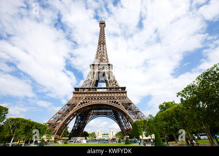 Blick auf den Eiffelturm von Marsfeld Paris Frankreich Stockfoto