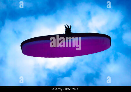 Botton Aussicht auf einen Gleitschirm fliegen am Himmel Stockfoto