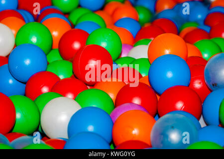 Viele bunte Kunststoffkugeln in einem Kids' ballpit Stockfoto