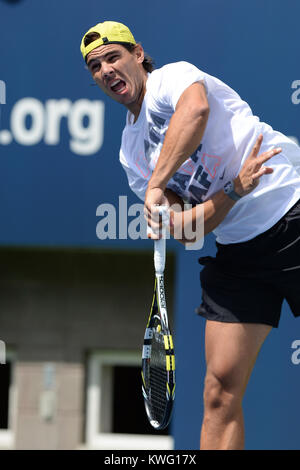 FLUSHING, NY - 23. August: Rafael Nadal Praktiken mit Andy Murray an Auther Ashe Stadium für die 2013 US Open am USTA Billie Jean King National Tennis Center am 23. August 2013 in der Nähe der Queens Borough von New York City. Personen: Rafael Nadal Stockfoto