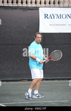 BOCA RATON, FL - 15. NOVEMBER: Jon Lovitz beteiligt sich an 2013 Chris Evert Tennis Pro-Celebrity Klassiker an der Boca Raton Resort am 15. November 2013 in Boca Raton, Florida. Personen: Jon Lovitz Stockfoto