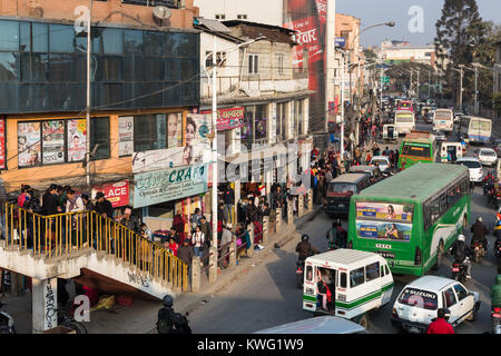KATHMANDU, Nepal - November 30, 2017: Autos, Motorräder und Busse fahren Sie entlang der chaotischen und überfüllten Straßen in Kathmandu, Nepal Hauptstadt. Stockfoto