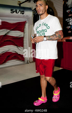 ORLANDO, FL - 01. Oktober: 3-Division und vier Weltmeister Miguel Cotto in Caguas, Puerto Rico, kommt an der Don Miguel Boxing Gym in Orlando, ein Paar rosa Socken zusammen mit seinen rosafarbenen Crocs, als er einen großen Auftritt mit einer seiner Französische Bulldoggen und Frau Melissa den letzten Schliff an seinem Ausbildungslager für seinen nächsten Kampf am Samstag zu legen, 5. Oktober gegen obere Kämpfer Delvin Rodriguez an der Amway Center Arena. Miguel Angel Cotto (am 29. Oktober 1980 geboren) ist ein Puerto Rican Profiboxer. Cotto ist ein ehemaliger WBA (Super) Licht Mittelgewichtmeister. Er ist Stockfoto