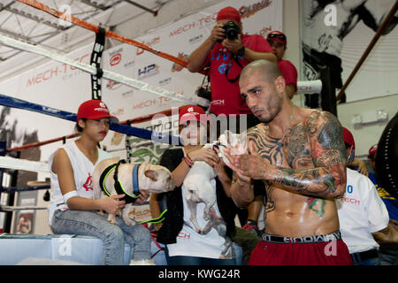 ORLANDO, FL - 01. Oktober: 3-Division und vier Weltmeister Miguel Cotto in Caguas, Puerto Rico, kommt an der Don Miguel Boxing Gym in Orlando, ein Paar rosa Socken zusammen mit seinen rosafarbenen Crocs, als er einen großen Auftritt mit einer seiner Französische Bulldoggen und Frau Melissa den letzten Schliff an seinem Ausbildungslager für seinen nächsten Kampf am Samstag zu legen, 5. Oktober gegen obere Kämpfer Delvin Rodriguez an der Amway Center Arena. Miguel Angel Cotto (am 29. Oktober 1980 geboren) ist ein Puerto Rican Profiboxer. Cotto ist ein ehemaliger WBA (Super) Licht Mittelgewichtmeister. Er ist Stockfoto