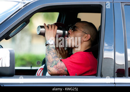 ORLANDO, FL - 01. Oktober: 3-Division und vier Weltmeister Miguel Cotto in Caguas, Puerto Rico, kommt an der Don Miguel Boxing Gym in Orlando, ein Paar rosa Socken zusammen mit seinen rosafarbenen Crocs, als er einen großen Auftritt mit einer seiner Französische Bulldoggen und Frau Melissa den letzten Schliff an seinem Ausbildungslager für seinen nächsten Kampf am Samstag zu legen, 5. Oktober gegen obere Kämpfer Delvin Rodriguez an der Amway Center Arena. Miguel Angel Cotto (am 29. Oktober 1980 geboren) ist ein Puerto Rican Profiboxer. Cotto ist ein ehemaliger WBA (Super) Licht Mittelgewichtmeister. Er ist Stockfoto