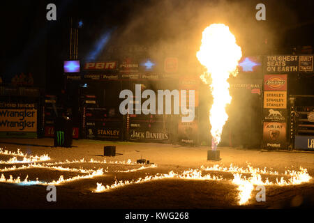 HOLLYWOOD FL - 12. Oktober: Die Professional Bull Riders einen 27.Event, das mit dem 2013 gebauten Ford haltbare Serie Zeitplan hinzugefügt haben. Die Hard Rock Live in Hollywood, Fla., bewirtet die letzten regulären Saison bei Premiere Stier der Welt reiten Serie knapp zwei Wochen vor seiner 2013 WM-Finale in Las Vegas im Hard Rock Live im Seminole Hard Rock Hotel & Casino am 12. Oktober 2013 in Hollywood, Florida statt. Personen: Professional Bull Riders Stockfoto