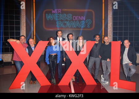 Quiz Show "Wer weiss denn sowas XXL" der Studio Hamburg. Mit: Axel Prahl, Jan Josef Liefers, Elyas M Barek, Jürgen Vogel, Vanessa Mai und Anna Loos mit Bernhard Hoecker, Elton und Kai Pflaume Wo: Hamburg, Deutschland Wann: 02 Dec 2017 Credit: Becher/WENN.com Stockfoto