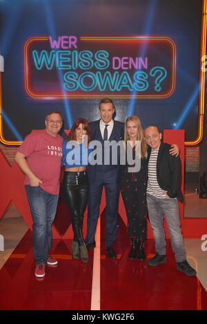 Quiz Show "Wer weiss denn sowas XXL" der Studio Hamburg. Mit: Elton, Vanessa Mai, Kai Pflaume, Anna Loosl und Bernhard Hoecker, Wo: Hamburg, Deutschland Wann: 02 Dec 2017 Credit: Becher/WENN.com Stockfoto