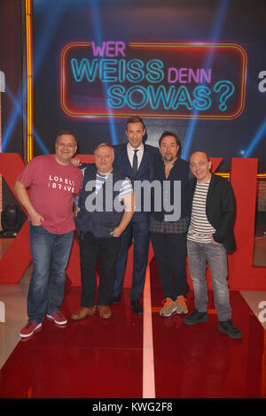 Quiz Show "Wer weiss denn sowas XXL" der Studio Hamburg. Mit: Elton, Axel Prahl, Kai Pflaume, Jan Josef Liefers und Bernhard Hoecker, Wo: Hamburg, Deutschland Wann: 02 Dec 2017 Credit: Becher/WENN.com Stockfoto