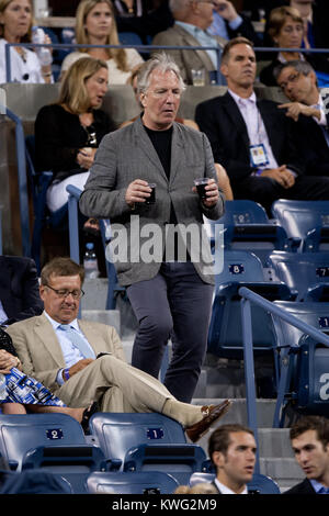 NEW YORK, NY - 05. SEPTEMBER: Alan Rickman Uhren der Männer singles Viertelfinalegleichen an Tag 10 der 2012 US Open an USTA Billie Jean King National Tennis Center am 5. September 2012 in der Nähe der Queens Borough von New York City People: Alan Rickman Stockfoto
