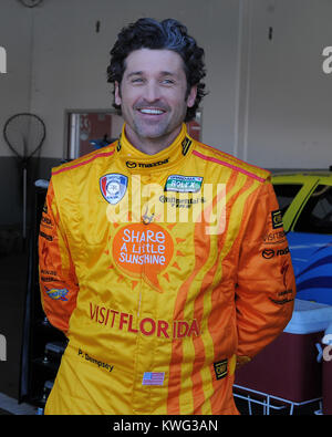 DAYTONA BEACH FL - Januar 06: Grey's Anatomy Schauspieler Patrick 'McDreamy' Dempsey beginnt, sein Alter etwas zu zeigen, wie er mit einem grauen Streifen in seinen Kopf zu sehen ist. Patrick Galen Dempsey (geboren am 13. Januar, 1966) ist ein US-amerikanischer Schauspieler, der für seine Rolle als Neurochirurg Dr. Derek Shepherd ('McDreamy') auf die medizinischen Drama Grey's Anatomy bekannt. Dempsey ist während der Prüfung auf Rolex Sports Car Series Rolex 24 at Daytona International Speedway am 6. Januar gesichtet, 2012 in Daytona Beach, Florida Personen: Patrick Dempsey Stockfoto