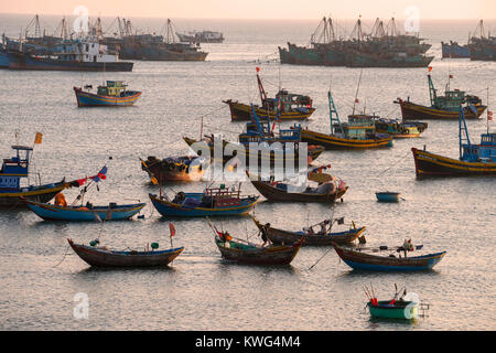 Traditionelle hölzerne Fischerboote im Hafen Stadt PhanThiet, Vietnam. Stockfoto